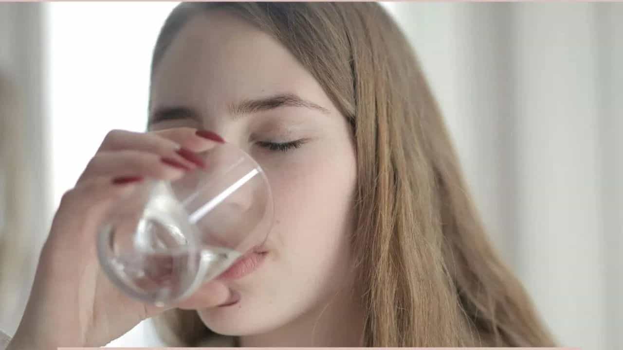 ਜੇਕਰ ਤੁਸੀਂ ਵੀ ਪੀਂਦੇ ਹੋ ਘੱਟ ਪਾਣੀ ਤਾਂ ਸਰੀਰ ਚ ਦਿਖਾਈ ਦੇਣਗੇ ਇਹ ਲੱਛਣ, ਜਾਣੋਂ ਜੇਕਰ ਤੁਸੀਂ ਵੀ ਪੀਂਦੇ ਹੋ ਘੱਟ ਪਾਣੀ ਤਾਂ ਸਰੀਰ ਚ ਦਿਖਾਈ ਦੇਣਗੇ ਇਹ ਲੱਛਣ, ਜਾਣੋਂ