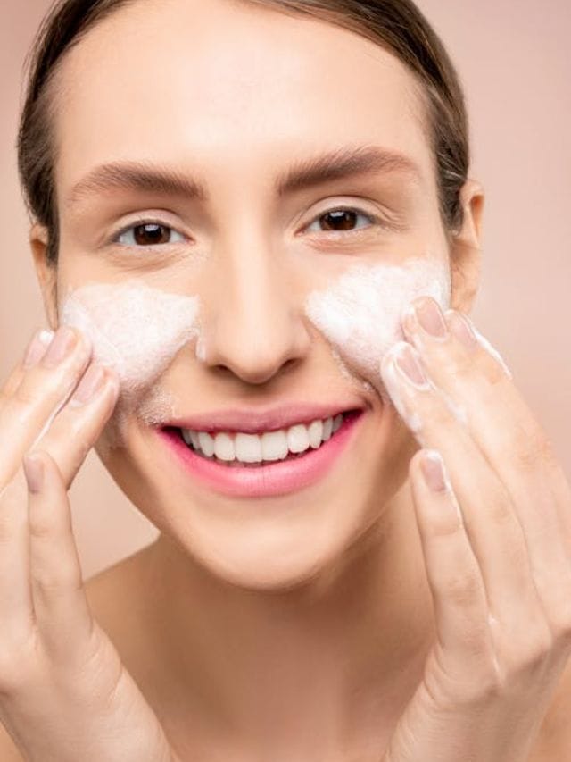 ਚਿਹਰੇ 'ਤੇ ਗਲਤੀ ਨਾਲ ਵੀ ਨਾ ਲਗਾਉਣਾ ਇਹ 5 ਚੀਜ਼ਾਂ