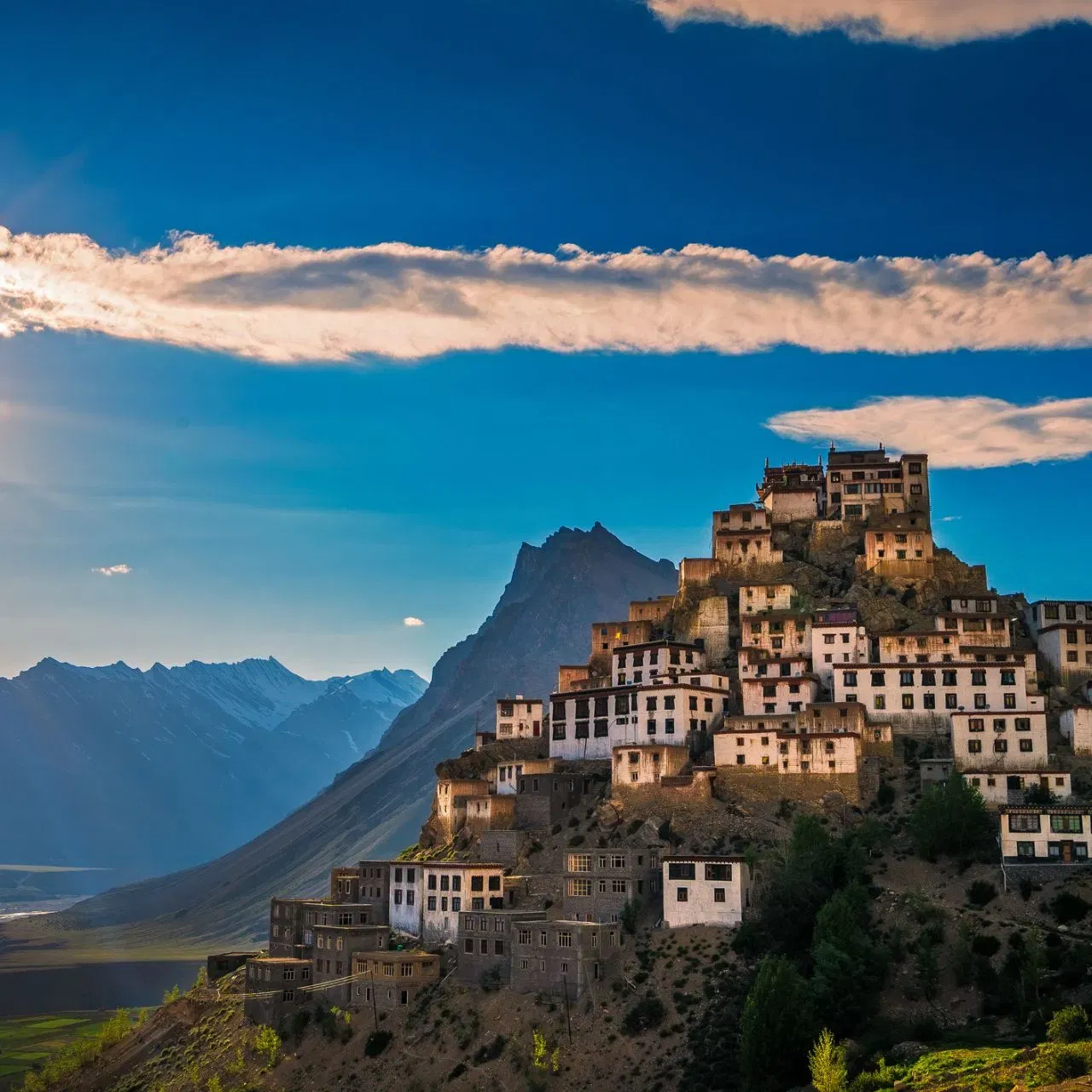 ਸਪੀਤੀ ਘਾਟੀ, ਹਿਮਾਚਲ ਪ੍ਰਦੇਸ਼ - ਭਾਰਤ ਦੀ ਛੋਟੀ ਤਿੱਬਤ ਵਜੋਂ ਵੀ ਜਾਣਿਆ ਜਾਂਦਾ ਹੈ, ਇਹ ਗਰਮੀਆਂ ਦੌਰਾਨ ਵੱਡੀ ਗਿਣਤੀ ਵਿੱਚ ਸੈਲਾਨੀਆਂ ਨੂੰ ਆਕਰਸ਼ਿਤ ਕਰਦਾ ਹੈ। ਵਾਦੀਆਂ ਨਾਲ ਘਿਰਿਆ, ਇਹ ਸਥਾਨ ਟ੍ਰੈਕਰਾਂ ਦੀ ਵੀ ਪਸੰਦੀਦਾ ਥਾਂ ਹੈ। ਇੱਥੇ ਕੈਂਪਿੰਗ ਕਰਨਾ ਅਤੇ ਖੂਬਸੂਰਤ ਵਾਦੀਆਂ ਨੂੰ ਦੇਖਣਾ ਜ਼ਿੰਦਗੀ ਦੇ ਸਭ ਤੋਂ ਵਧੀਆ ਪਲਾਂ ਵਿੱਚੋਂ ਇੱਕ ਹੈ।