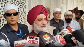 ਦਿੱਲੀ ਦੇ LG ਤਰਨਜੀਤ ਸੰਧੂ ਸ੍ਰੀ ਹਰਿਮੰਦਰ ਸਾਹਿਬ ਨਤਮਸਤਕ, SGPC ਵੱਲੋਂ ਸਨਮਾਨ