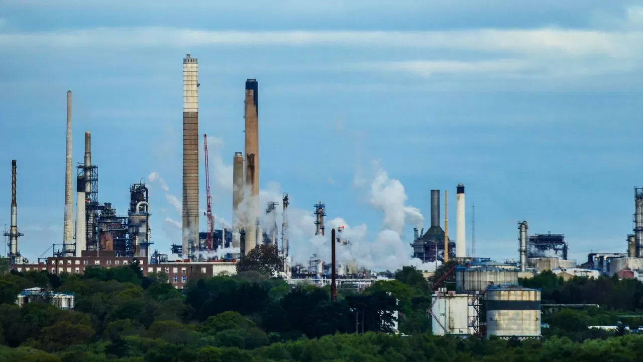 ਸਭ ਤੋਂ ਵੱਧ LPG ਪੈਦਾ ਕਰਨ ਵਾਲਾ ਦੇਸ਼... ਅਮਰੀਕਾ ਦੁਨੀਆ ਦਾ ਸਭ ਤੋਂ ਵੱਡਾ LPG ਉਤਪਾਦਕ ਹੈ। ਕੱਚੇ ਤੇਲ ਅਤੇ ਕੁਦਰਤੀ ਗੈਸ ਦੀ ਪ੍ਰੋਸੈਸਿੰਗ ਤੋਂ ਬਾਅਦ LPG ਦਾ ਉਤਪਾਦਨ ਕੀਤਾ ਜਾਂਦਾ ਹੈ। ਜਦੋਂ ਕੱਚੇ ਤੇਲ ਨੂੰ ਰਿਫਾਈਨਰੀ ਵਿੱਚ ਰਿਫਾਈਨ ਕੀਤਾ ਜਾਂਦਾ ਹੈ, ਤਾਂ ਉਸ ਵਿੱਚੋਂ ਕਈ ਗੈਸਾਂ ਨਿਕਲਦੀਆਂ ਹਨ। LPG ਵੀ ਇਸ ਪ੍ਰਕਿਰਿਆ ਦੌਰਾਨ ਪੈਦਾ ਹੁੰਦਾ ਹੈ। (ਫੋਟੋ: Pixabay)