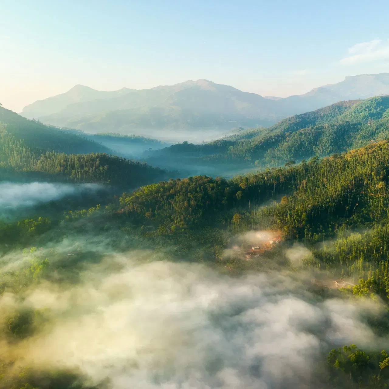 ਤਵਾਂਗ, ਅਰੁਣਾਚਲ ਪ੍ਰਦੇਸ਼ - ਅਰੁਣਾਚਲ ਪ੍ਰਦੇਸ਼ ਦਾ ਇਹ ਸਥਾਨ ਮੇਨਸਟ੍ਰੀਮ ਟੂਰਿਜ਼ਮ ਤੋਂ ਬਹੁਤ ਦੂਰ ਦੱਸਿਆ ਜਾਂਦਾ ਹੈ। ਪੂਰਬੀ ਹਿਮਾਲਿਆ ਦੀ ਗੋਦ ਵਿੱਚ ਸਥਿਤ, ਇਹ ਉੱਤਰ-ਪੂਰਬੀ ਭਾਰਤ ਵਿੱਚ ਇੱਕ ਸਵਰਗ ਹੈ। ਇੱਥੋਂ ਦੀ ਤਵਾਂਗ ਮੋਨੇਸਟ੍ਰੀ ਦੁਨੀਆ ਦੇ ਸਭ ਤੋਂ ਵੱਧ ਬੋਧੀ ਮੱਠਾਂ ਵਿੱਚੋਂ ਇੱਕ ਹੈ। ਗਰਮੀਆਂ ਵਿੱਚ ਵੀ, ਇਹ ਸਥਾਨ ਕਾਫ਼ੀ ਠੰਡਾ ਰਹਿੰਦਾ ਹੈ, ਜਿਸ ਨਾਲ ਸਮਰ ਵੇਕੇਸ਼ਨ ਇੰਜੁਆਏ ਕਰਨ ਦੀ ਗੱਲ ਹੀ ਵੱਖਰੀ ਹੈ।