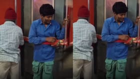 Viral Video : ਟ੍ਰੇਨ ‘ਚ ਜਗ੍ਹਾ ਨਾ ਮਿਲੀ ਤਾਂ ਬਾਹਰ ਲਟਕ ਕੇ ਕੀਤਾ ਸਫਰ, ਤੌਲੀਏ ਨੂੰ ਬਣਾ ਦਿੱਤੀ ‘ਸੀਟ ਬੈਲਟ’, ਫਿਰ ਹੋਈ ਪੁਲਿਸ ਦੀ ਐਂਟਰੀ...