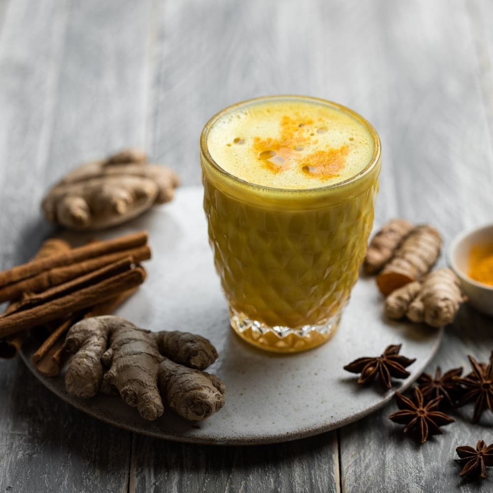 ਹਲਦੀ ਵਾਲਾ ਦੁੱਧ: ਤੁਸੀਂ ਰੋਜ਼ਾਨਾ ਹਲਦੀ ਵਾਲਾ ਦੁੱਧ ਪੀ ਸਕਦੇ ਹੋ। ਇਸ ਵਿੱਚ ਥੋੜ੍ਹੀ ਜਿਹੀ ਕਾਲੀ ਮਿਰਚ ਮਿਲਾਓ। ਹਲਦੀ ਵਿੱਚ ਕਰਕਿਊਮਿਨ ਹੁੰਦਾ ਹੈ, ਜੋ ਇਨਫੈਕਸ਼ਨ ਨਾਲ ਲੜਨ ਵਿੱਚ ਮਦਦ ਕਰਦਾ ਹੈ। ਕਾਲੀ ਮਿਰਚ ਇਸ ਨੂੰ ਸਰੀਰ ਵਿੱਚ ਸਹੀ ਢੰਗ ਨਾਲ ਜਜ਼ਬ ਕਰਨ ਵਿੱਚ ਮਦਦਗਾਰ ਹੁੰਦੀ ਹੈ। ਤੁਸੀਂ ਹਰ ਰਾਤ ਸੌਣ ਤੋਂ ਪਹਿਲਾਂ ਕੋਸੇ ਦੁੱਧ ਵਿੱਚ ਥੋੜ੍ਹੀ ਜਿਹੀ ਹਲਦੀ ਅਤੇ ਕਾਲੀ ਮਿਰਚ ਮਿਲਾ ਕੇ ਵੀ ਪੀ ਸਕਦੇ ਹੋ। ਇਸ ਨਾਲ ਸਰੀਰ ਦੇ ਦਰਦ ਅਤੇ ਥਕਾਵਟ ਤੋਂ ਵੀ ਰਾਹਤ ਮਿਲ ਸਕਦੀ ਹੈ।