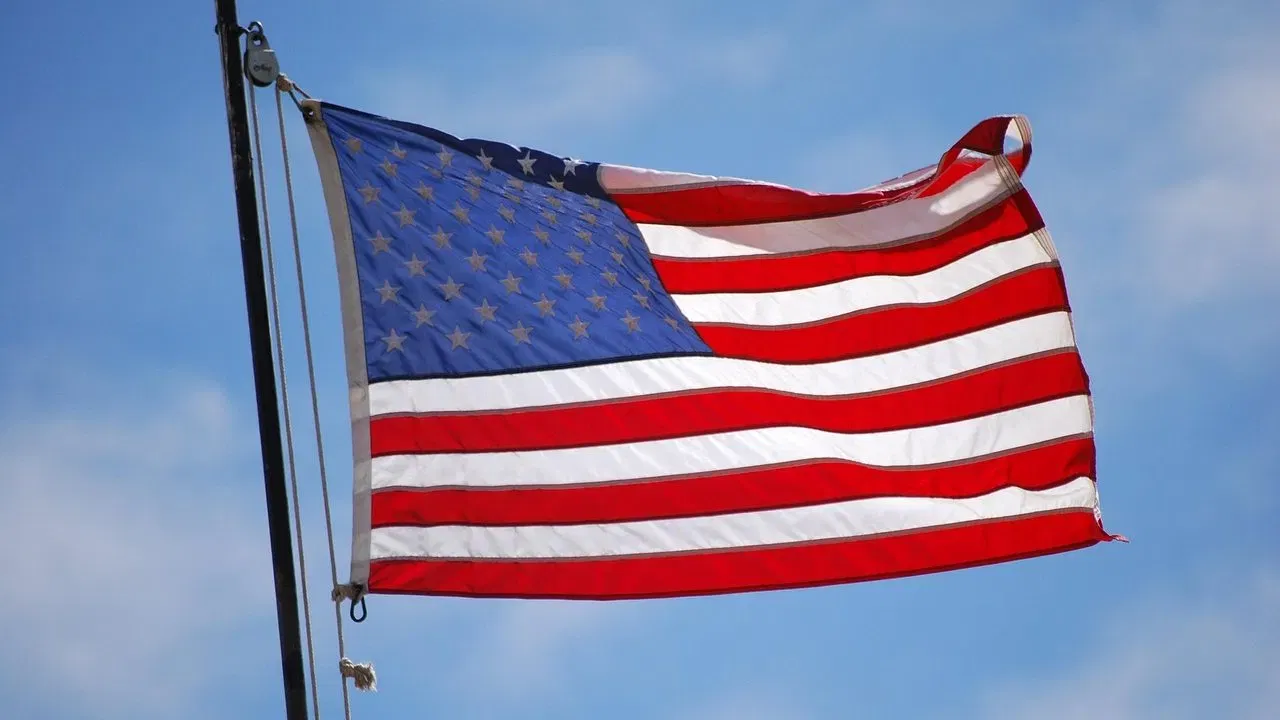 ਅਮਰੀਕਾ ਕਿਉਂ ਸਭ ਤੋਂ ਅੱਗੇ ਹੈ... ਆਓ ਜਾਣਦੇ ਹਾਂ ਕਿ ਅਮਰੀਕਾ ਐਲਪੀਜੀ ਉਤਪਾਦਨ ਵਿੱਚ ਕਿਉਂ ਸਭ ਤੋਂ ਅੱਗੇ ਹੈ। ਅਮਰੀਕਾ ਕੋਲ ਆਧੁਨਿਕ ਤਕਨਾਲੋਜੀ ਵਾਲਾ ਵਿਸ਼ਾਲ ਰਿਫਾਇਨਰੀ ਨੈੱਟਵਰਕ ਹੈ। ਇਸੇ ਕਰਕੇ ਇਹ ਦੁਨੀਆ ਦੇ ਇੱਕ ਵੱਡੇ ਹਿੱਸੇ ਨੂੰ ਰਸੋਈ ਗੈਸ ਸਪਲਾਈ ਕਰਦਾ ਹੈ। (ਫੋਟੋ: PTI)