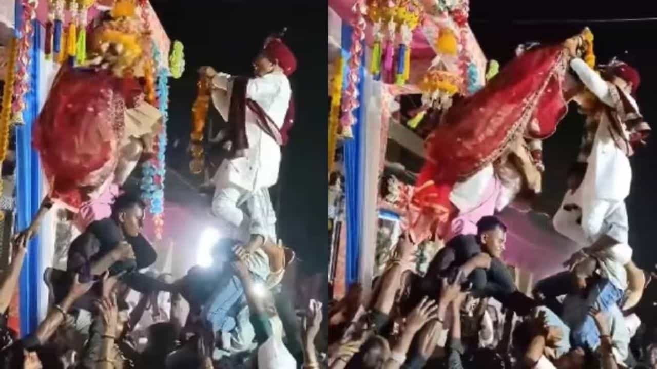 Viral Video: ਵਰਮਾਲਾ ਸਮਾਰੋਹ ਦੌਰਾਨ ਲਾੜਾ-ਲਾੜੀ ਨੇ ਸ਼ੁਰੂ ਕੀਤਾ ਦਹੀਂ ਹਾਂਡੀ ਦਾ ਖੇਡ; ਵਾਇਰਲ ਵਿਆਹ ਵੀਡੀਓ Viral Video: ਵਰਮਾਲਾ ਸਮਾਰੋਹ ਦੌਰਾਨ ਲਾੜਾ-ਲਾੜੀ ਨੇ ਸ਼ੁਰੂ ਕੀਤਾ ਦਹੀਂ ਹਾਂਡੀ ਦਾ ਖੇਡ; ਵਾਇਰਲ ਵਿਆਹ ਵੀਡੀਓ