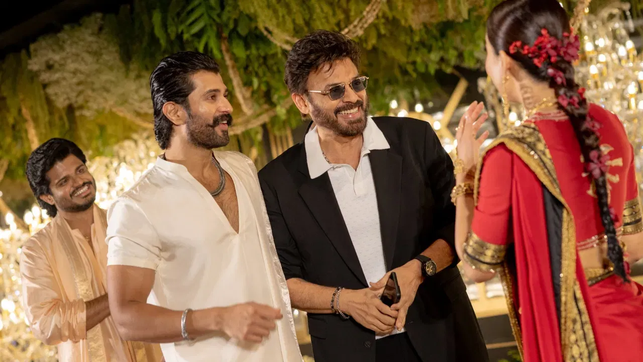 ਰਸ਼ਮਿਕਾ ਅਤੇ ਵਿਜੇ ਨੇ ਉਦੈਪੁਰ ਵਿੱਚ ਸਿਰਫ਼ ਪਰਿਵਾਰਕ ਮੈਂਬਰਾਂ ਅਤੇ ਨਜ਼ਦੀਕੀ ਦੋਸਤਾਂ ਦੀ ਮੌਜੂਦਗੀ ਵਿੱਚ ਵਿਆਹ ਕੀਤਾ ਸੀ। ਵਿਆਹ ਵਿੱਚ ਸਿਰਫ਼ 100 ਲੋਕ ਹੀ ਸ਼ਾਮਲ ਹੋਏ ਸਨ। ਇਸ ਲਈ, ਜੋੜੇ ਨੇ ਆਪਣੇ ਨਜ਼ਦੀਕੀ ਦੋਸਤਾਂ ਅਤੇ ਫਿਲਮ ਇੰਡਸਟਰੀ ਦੇ ਲੋਕਾਂ ਲਈ ਇੱਕ ਰਿਸੈਪਸ਼ਨ ਦੀ ਮੇਜ਼ਬਾਨੀ ਕੀਤੀ।