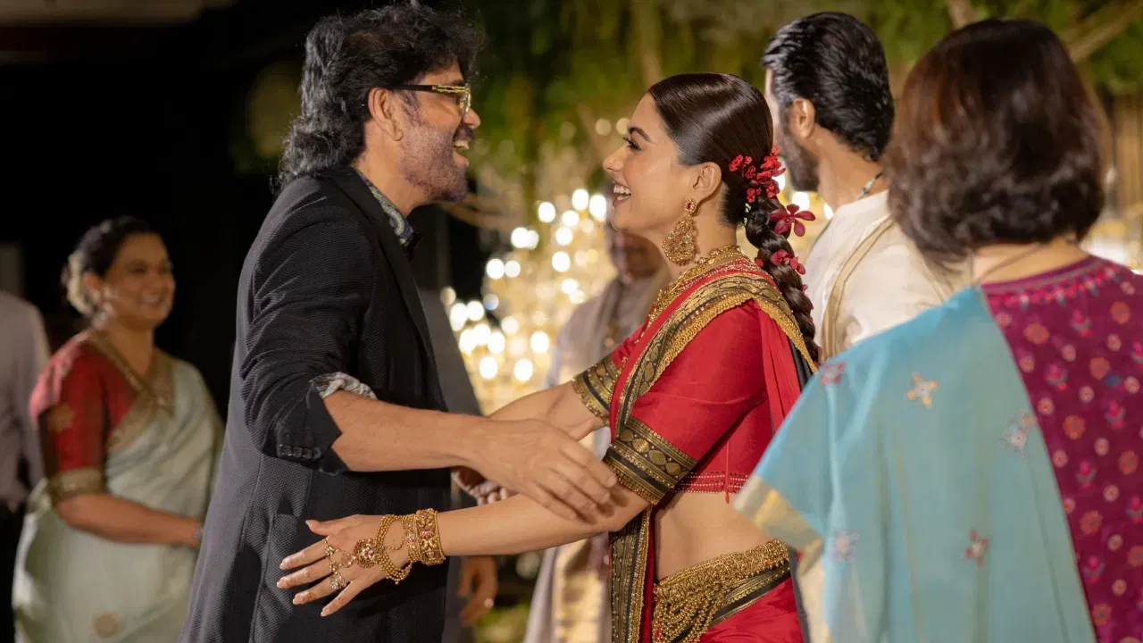 ਇਨ੍ਹਾਂ ਸਾਰੇ ਸਿਤਾਰਿਆਂ ਨੇ ਇਕੱਠੇ ਪ੍ਰੋਗਰਾਮ ਦੇ ਗਲੈਮਰ ਨੂੰ ਹੋਰ ਵਧਾ ਦਿੱਤਾ। ਰਿਸੈਪਸ਼ਨ ਵਿੱਚ ਰਸ਼ਮਿਕਾ ਲਾਲ ਰੰਗ ਦੀ ਸਾੜੀ ਵਿੱਚ ਬਹੁਤ ਹੀ ਖੂਬਸੂਰਤ ਲੱਗ ਰਹੀ ਹੈ। ਦੂਜੇ ਪਾਸੇ, ਵਿਜੇ ਚਿੱਟੇ ਰਵਾਇਤੀ ਪਹਿਰਾਵੇ ਵਿੱਚ ਸ਼ਾਨਦਾਰ ਨਜਰ ਆ ਰਹੇ ਹਨ।