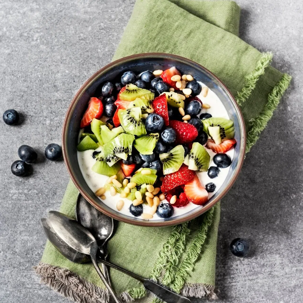 ਫਰੂਟ- ਦਹੀਂ ਦਾ ਬਾਉਲ:  ਵਰਤ ਦੌਰਾਨ ਸ਼ਾਮ ਦੇ ਫਲਾਹਾਰ ਲਈ, ਤੁਸੀਂ ਫਰੂਟ-ਦਹੀਂ ਬਾਉਲ ਵੀ ਬਣਾ ਸਕਦੇ ਹੋ। ਹਾਲਾਂਕਿ, ਇਸਨੂੰ ਸ਼ਾਮ 5:30 ਤੋਂ 6 ਵਜੇ ਦੇ ਵਿਚਕਾਰ ਖਾ ਲੈਣਾ ਚਾਹੀਦਾ ਹੈ। ਬਸ ਵੱਖ-ਵੱਖ ਮੌਸਮੀ ਫਲਾਂ ਨੂੰ ਕੱਟੋ, ਦਹੀਂ ਨੂੰ ਕਰੀਮੀ ਹੋਣ ਤੱਕ ਫੈਂਟੋ, ਅਤੇ ਫਿਰ ਇਸਨੂੰ ਫਲਾਂ ਵਿੱਚ ਮਿਲਾ ਦਿਓ। ਮਿਠਾਸ ਲਈ ਸ਼ਹਿਦ ਪਾਓ। ਚਾਹੋ ਤਾਂ ਤੁਸੀਂ ਕਰੰਚ ਲਈ ਕੁਝ ਨਟਸ ਜਿਵੇਂ ਕਿ ਬਦਾਮ, ਅਖਰੋਟ, ਜਾਂ ਪਿਸਤਾ ਮਿਲਾ ਸਕਦੇ ਹੋ।