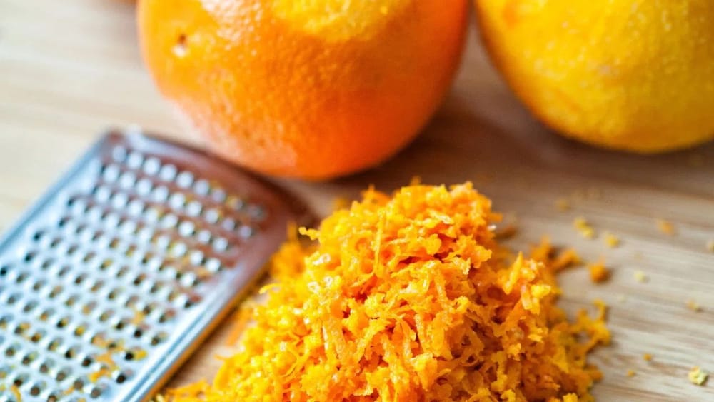 ਦੂਜਾ ਤੱਤ ਸੰਤਰਾ ਅਤੇ ਨਿੰਬੂ ਦੇ ਛਿਲਕੇ ਹਨ, ਜੋ ਕਿ ਲਗਭਗ ਮੁਫ਼ਤ ਹਨ, ਕਿਉਂਕਿ ਫਲ ਖਾਣ ਤੋਂ ਬਾਅਦ ਛਿਲਕੇ ਅਕਸਰ ਸੁੱਟ ਦਿੱਤੇ ਜਾਂਦੇ ਹਨ। ਜੇਕਰ ਟੈਨਿੰਗ ਬਹੁਤ ਜ਼ਿਆਦਾ ਹੈ ਤਾਂ ਤਾਜ਼ੇ ਸੰਤਰੇ ਅਤੇ ਨਿੰਬੂ ਦੇ ਛਿਲਕਿਆਂ ਨੂੰ ਪੀਸ ਲਓ ਅਤੇ ਫਿਰ ਉਨ੍ਹਾਂ ਨੂੰ ਪੀਸ ਲਓ। ਉਨ੍ਹਾਂ ਨੂੰ ਐਲੋਵੇਰਾ ਅਤੇ ਵਿਟਾਮਿਨ ਈ ਕੈਪਸੂਲ ਨਾਲ ਮਿਲਾਓ ਅਤੇ ਆਪਣੀ ਚਮੜੀ 'ਤੇ ਲਗਾਓ। ਇਹ ਫੇਸ ਪੈਕ ਹਫ਼ਤੇ ਵਿੱਚ ਤਿੰਨ ਵਾਰ ਤੁਹਾਡੇ ਚਿਹਰੇ ਨੂੰ ਚਮਕਦਾਰ ਬਣਾਏਗਾ, ਕਿਉਂਕਿ ਇਹ ਵਿਟਾਮਿਨ ਸੀ ਦੀ ਚੰਗੀ ਮਾਤਰਾ ਪ੍ਰਦਾਨ ਕਰਦਾ ਹੈ ਅਤੇ ਐਲੋਵੇਰਾ ਚਮੜੀ ਨੂੰ ਨਰਮ ਕਰਦਾ ਹੈ, ਜਦੋਂ ਕਿ ਵਿਟਾਮਿਨ ਈ ਚਮੜੀ ਲਈ ਵੀ ਜ਼ਰੂਰੀ ਹੈ। (Image: Getty Images)