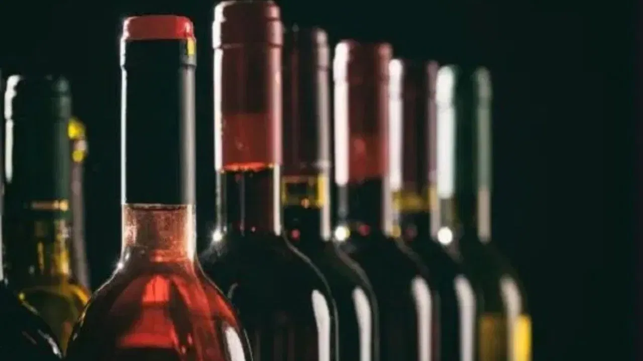 ਇਸੇ ਕਰਕੇ ਲੋਕ ਕੁਦਰਤੀ ਤੌਰ 'ਤੇ ਰਾਤ ਨੂੰ ਸ਼ਰਾਬ ਵੱਲ ਖਿੱਚਦੇ ਹਨ। ਰਾਤ ਨੂੰ ਸ਼ਰਾਬ ਦੀ ਵਧੇਰੇ ਪ੍ਰਭਾਵਸ਼ੀਲਤਾ ਦਾ ਵਿਗਿਆਨਕ ਕਾਰਨ ਸਰਕੇਡੀਅਨ ਰਿਦਮ (ਜੈਵਿਕ ਘੜੀ) ਹੈ। ਖੋਜ ਦਰਸਾਉਂਦੀ ਹੈ ਕਿ ਸਾਡਾ ਦਿਮਾਗ ਸ਼ਾਮ ਨੂੰ 'ਇਨਾਮ ਪ੍ਰਣਾਲੀ' ਪ੍ਰਤੀ ਵਧੇਰੇ ਸੰਵੇਦਨਸ਼ੀਲ ਹੁੰਦਾ ਹੈ। ਇਸ ਸਮੇਂ ਸ਼ਰਾਬ ਪੀਣ ਨਾਲ ਮਿਲਣ ਵਾਲੇ ਆਰਾਮ ਦਾ ਦਿਮਾਗ 'ਤੇ ਡੂੰਘਾ ਪ੍ਰਭਾਵ ਪੈਂਦਾ ਹੈ, ਜੋ ਕਿ ਦਿਨ ਵੇਲੇ ਸੰਭਵ ਨਹੀਂ ਹੁੰਦਾ। ਇਸ ਲਈ, ਜੈਵਿਕ ਤੌਰ 'ਤੇ, ਸਾਡਾ ਸਰੀਰ ਅਤੇ ਦਿਮਾਗ ਵੀ ਸ਼ਾਮ ਨੂੰ ਸ਼ਰਾਬ ਵੱਲ ਝੁਕਣ ਲੱਗਦੇ ਹਨ, ਜਿਸ ਨਾਲ ਇਹ ਇੱਕ ਵਿਆਪਕ ਆਦਤ ਬਣ ਜਾਂਦੀ ਹੈ।