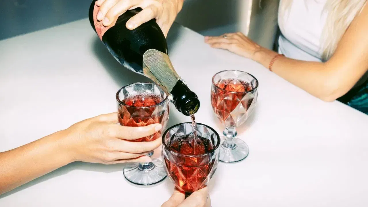 ਭਾਰੀ ਕੰਮ ਦੇ ਬੋਝ ਅਤੇ ਵਿਅਸਤ ਦਿਨ ਤੋਂ ਬਾਅਦ, ਰਾਤ ​​ਦਾ ਸਮਾਂ ਆਰਾਮ ਕਰਨ ਦਾ ਹੁੰਦਾ ਹੈ। ਕੋਲਕਾਤਾ ਵਿੱਚ ਵਪਾਰਕ ਸ਼ਰਾਬ ਦੀਆਂ ਦੁਕਾਨਾਂ ਖੁੱਲ੍ਹਣ ਤੋਂ ਬਾਅਦ, ਸ਼ਰਾਬ ਦਾ ਸੇਵਨ ਹੌਲੀ-ਹੌਲੀ ਸ਼ਾਮ ਦੀ ਰਸਮ ਬਣ ਗਿਆ ਹੈ, ਜੋ ਇੱਕ ਜ਼ਿੰਮੇਵਾਰ ਅਤੇ ਪੇਸ਼ੇਵਰ ਅਕਸ ਨਾਲ ਜੁੜਿਆ ਹੋਇਆ ਹੈ। ਭਾਰਤ ਵਿੱਚ '8 PM' ਵਰਗੇ ਵਿਸਕੀ ਬ੍ਰਾਂਡ ਇਸ ਗੱਲ ਦਾ ਸਪੱਸ਼ਟ ਸਬੂਤ ਹਨ ਕਿ ਰਾਤ 8 PM ਲੋਕਾਂ ਦੇ ਮਨਾਂ ਵਿੱਚ ਡੂੰਘਾਈ ਨਾਲ ਜੜ੍ਹਿਆ ਹੋਇਆ ਹੈ।