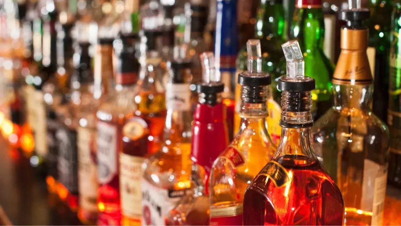 ਦਰਅਸਲ, ਰਾਤ ​​ਨੂੰ ਜਾਂ ਸ਼ਾਮ ਨੂੰ ਸ਼ਰਾਬ ਪੀਣਾ ਕੋਈ ਇਤਫ਼ਾਕ ਨਹੀਂ ਹੈ, ਸਗੋਂ ਇੱਕ ਡੂੰਘੀ ਜੜ੍ਹਾਂ ਵਾਲਾ ਸਮਾਜਿਕ ਅਤੇ ਮਨੋਵਿਗਿਆਨਕ ਨਿਰਮਾਣ ਹੈ। ਰਾਤ ਅਤੇ ਸ਼ਰਾਬ ਵਿਚਕਾਰ ਇਹ ਸਬੰਧ ਸਿਰਫ਼ ਇੱਕ ਰੁਝਾਨ ਨਹੀਂ ਹੈ, ਸਗੋਂ ਥਕਾਵਟ, ਸਮਾਜਿਕ ਸ਼ਰਮ ਅਤੇ ਸਾਡੇ ਦਿਮਾਗ ਦੀ ਜੈਵਿਕ ਘੜੀ ਦਾ ਇੱਕ ਗੁੰਝਲਦਾਰ ਸੁਮੇਲ ਹੈ। ਭਾਰਤੀ ਸੰਦਰਭ ਵਿੱਚ, ਸ਼ਰਾਬ ਪੀਣ ਲਈ ਰਾਤ ਦਾ ਸਮਾਂ ਚੁਣਨ ਦਾ ਸਭ ਤੋਂ ਵੱਡਾ ਕਾਰਨ ਸਮਾਜਿਕ ਸ਼ਰਮ ਹੈ। ਸਾਡੇ ਪਰਿਵਾਰਕ ਮੁੱਲ ਅਜਿਹੇ ਹਨ ਕਿ ਦਿਨ ਦੇ ਖੁੱਲ੍ਹੇ ਵਿੱਚ ਜਾਂ ਪਰਿਵਾਰ ਦੇ ਸਾਹਮਣੇ ਸ਼ਰਾਬ ਪੀਣਾ ਅਜੇ ਵੀ ਗਲਤ ਮੰਨਿਆ ਜਾਂਦਾ ਹੈ।