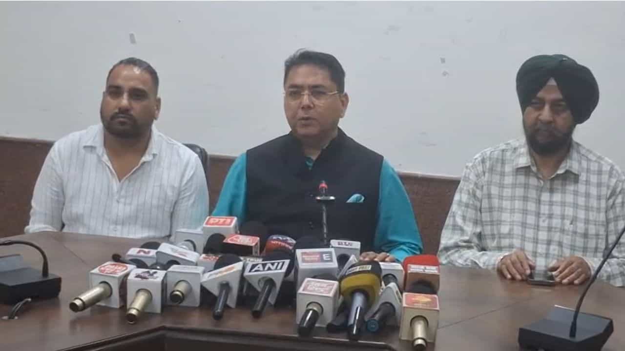 ਜਲੰਧਰ ਪਹੁੰਚੇ ਮੰਤਰੀ ਅਮਨ ਅਰੋੜਾ ਦਾ ਵੱਡਾ ਐਲਾਨ, ਸੂਬੇ ਦੇ 13,000 ਪਿੰਡਾਂ ਵਿੱਚ ਲੱਗਣਗੀਆਂ ਸੋਲਰ ਸਟ੍ਰੀਟ ਲਾਈਟਾਂ