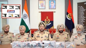 ਅੰਮ੍ਰਿਤਸਰ: ਹਥਿਆਰ ਤਸਕਰੀ ਮਾਡਿਊਲ ਦਾ ਪਰਦਾਫਾਸ਼, 6 ਪਿਸਤੌਲਾਂ ਸਣੇ 3 ਮਲਜ਼ਮ ਕਾਬੂ ਅੰਮ੍ਰਿਤਸਰ: ਹਥਿਆਰ ਤਸਕਰੀ ਮਾਡਿਊਲ ਦਾ ਪਰਦਾਫਾਸ਼, 6 ਪਿਸਤੌਲਾਂ ਸਣੇ 3 ਮਲਜ਼ਮ ਕਾਬੂ