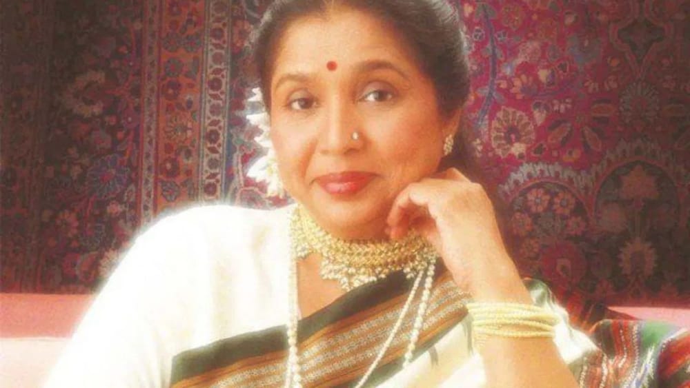 ਪ੍ਰਸਿੱਧ ਗਾਇਕਾ ਆਸ਼ਾ ਭੌਂਸਲੇ ਦਾ 92 ਸਾਲ ਦੀ ਉਮਰ ਵਿੱਚ ਦੇਹਾਂਤ ਹੋ ਗਿਆ। ਉਨ੍ਹਾਂ ਦੇ ਦੇਹਾਂਤ ਨਾਲ ਇੰਡਸਟਰੀ ਵਿੱਚ ਸੋਗ ਦੀ ਲਹਿਰ ਦੌੜ ਗਈ ਹੈ। ਅੱਠ ਦਹਾਕਿਆਂ ਤੋਂ ਵੱਧ ਸਮੇਂ ਦੇ ਆਪਣੇ ਸੰਗੀਤਕ ਕਰੀਅਰ ਵਿੱਚ ਆਸ਼ਾ ਭੌਂਸਲੇ ਨੇ ਹਜ਼ਾਰਾਂ ਗੀਤ ਗਾਏ ਅਤੇ ਲੋਕਾਂ ਦੇ ਦਿਲਾਂ ਵਿੱਚ ਇੱਕ ਅਜਿਹੀ ਜਗ੍ਹਾ ਬਣਾਈ ਜੋ ਕਦੇ ਵੀ ਬਦਲੀ ਨਹੀਂ ਜਾ ਸਕਦੀ।