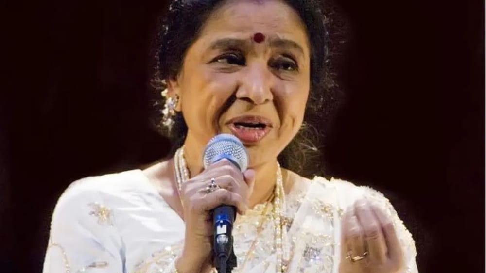 ਆਸ਼ਾ ਭੋਂਸਲੇ ਦਾ ਪਹਿਲਾ ਗੀਤ 1943 ਦੀ ਮਰਾਠੀ ਫਿਲਮ "ਮਾਝਾ ਬਾਲ" ਦਾ "ਚਲਾ ਚਲ ਨਵ ਬਾਲਾ" ਸੀ। ਉਨ੍ਹਾਂ ਨੇ ਇਹ ਗੀਤ 10 ਸਾਲ ਦੀ ਉਮਰ ਵਿੱਚ ਰਿਕਾਰਡ ਕੀਤਾ ਸੀ, ਜਿਸ ਨਾਲ ਅੱਠ ਦਹਾਕਿਆਂ ਤੱਕ ਫੈਲੇ ਇੱਕ ਸ਼ਾਨਦਾਰ ਕਰੀਅਰ ਦੀ ਸ਼ੁਰੂਆਤ ਹੋਈ। ਉਨ੍ਹਾਂ ਦਾ ਪਹਿਲਾ ਹਿੰਦੀ ਫਿਲਮ ਗੀਤ "ਚੁਨਰੀਆ" (1948) ਦਾ "ਸਾਵਨ ਆਇਆ" ਸੀ।