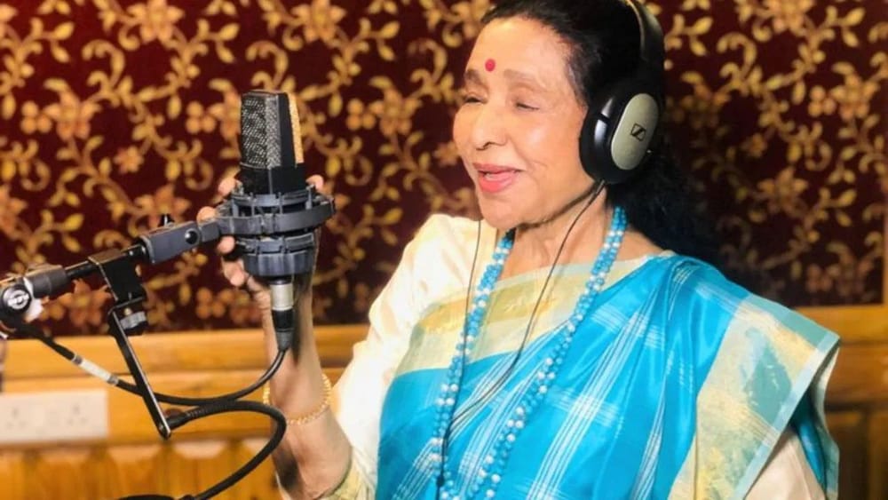 ਆਸ਼ਾ ਭੋਂਸਲੇ ਨੂੰ ਆਪਣੇ ਪਹਿਲੇ ਗਾਣੇ ਲਈ 100 ਰੁਪਏ ਮਿਲੇ। ਜਿਸ ਨੂੰ ਉਹ ਆਪਣੇ ਸ਼ੁਰੂਆਤੀ ਕਰੀਅਰ ਵਿੱਚ ਇੱਕ ਵੱਡੀ ਪ੍ਰਾਪਤੀ ਮੰਨਦੀ ਸੀ। ਹਾਲਾਂਕਿ, ਉਸ ਸਮੇਂ, ਆਸ਼ਾ ਭੋਂਸਲੇ ਨੂੰ ਅਨੁਭਵੀ ਗਾਇਕਾਂ ਨਾਲੋਂ ਘੱਟ ਤਨਖਾਹ ਦਿੱਤੀ ਜਾਂਦੀ ਸੀ। ਆਪਣੇ ਪੂਰੇ ਕਰੀਅਰ ਦੌਰਾਨ, ਉਨ੍ਹਾਂ ਨੇ ਵੱਖ-ਵੱਖ ਭਾਸ਼ਾਵਾਂ ਵਿੱਚ 12,000 ਤੋਂ ਵੱਧ ਗਾਣੇ ਰਿਕਾਰਡ ਕੀਤੇ।