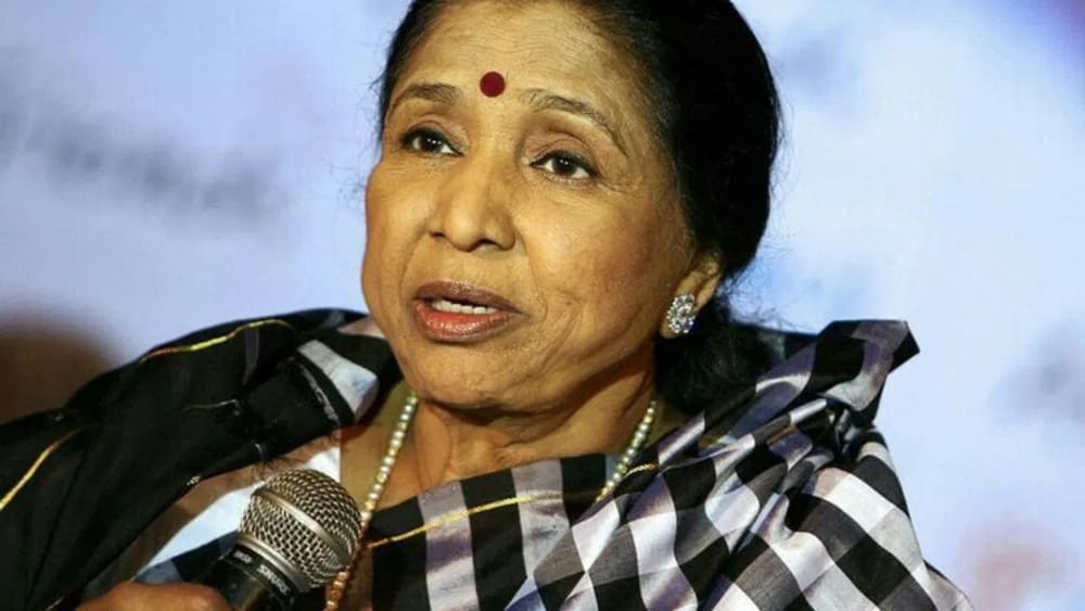 ਆਸ਼ਾ ਭੋਂਸਲੇ ਨੇ ਆਪਣੇ ਸ਼ੁਰੂਆਤੀ ਰਿਕਾਰਡਿੰਗ ਦਿਨਾਂ ਨੂੰ ਔਖਾ ਦੱਸਿਆ ਹੈ। ਉਨ੍ਹਾਂ ਨੂੰ ਅਕਸਰ ਮੁਸ਼ਕਲ ਹਾਲਾਤਾਂ ਵਿੱਚ ਗਾਉਣਾ ਪੈਂਦਾ ਸੀ। ਉਨ੍ਹਾਂ ਨੇ ਆਪਣਾ ਪਹਿਲਾ ਮਰਾਠੀ ਗੀਤ, "ਚਲਾ ਚਲ ਨਵ ਬਾਲਾ", ਸਵੇਰੇ 4 ਵਜੇ ਇੱਕ ਦਰੱਖਤ ਹੇਠ ਖੜ੍ਹੇ ਹੋ ਕੇ ਗਾਇਆ, ਕਿਉਂਕਿ ਉਸ ਸਮੇਂ ਸਟੂਡੀਓ ਦੀ ਘਾਟ ਸੀ।