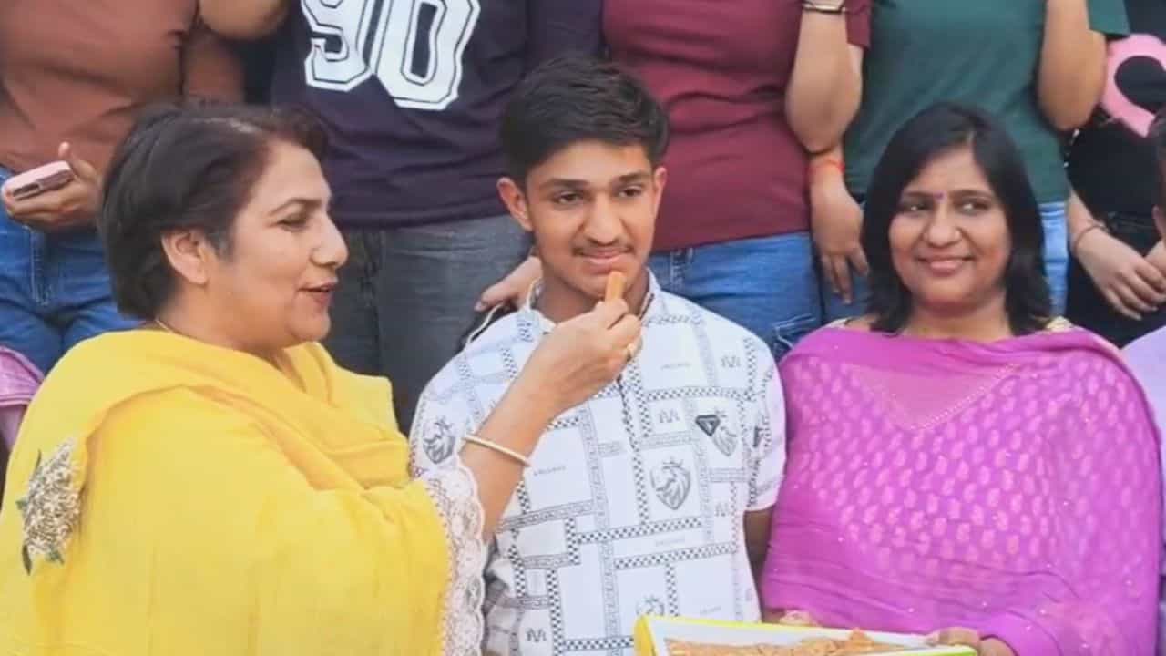 CBSE ਨੇ ਦਸਵੀਂ ਦੇ ਨਤੀਜੇ ਕੀਤੇ ਘੋਸ਼ਿਤ, ਅੰਮ੍ਰਿਤਸਰ ਦੇ ਮੁਦਿਤ ਜੈਨ ਨੇ ਹਾਸਿਲ ਕੀਤੇ 500/500 ਅੰਕ CBSE ਨੇ ਦਸਵੀਂ ਦੇ ਨਤੀਜੇ ਕੀਤੇ ਘੋਸ਼ਿਤ, ਅੰਮ੍ਰਿਤਸਰ ਦੇ ਮੁਦਿਤ ਜੈਨ ਨੇ ਹਾਸਿਲ ਕੀਤੇ 500/500 ਅੰਕ