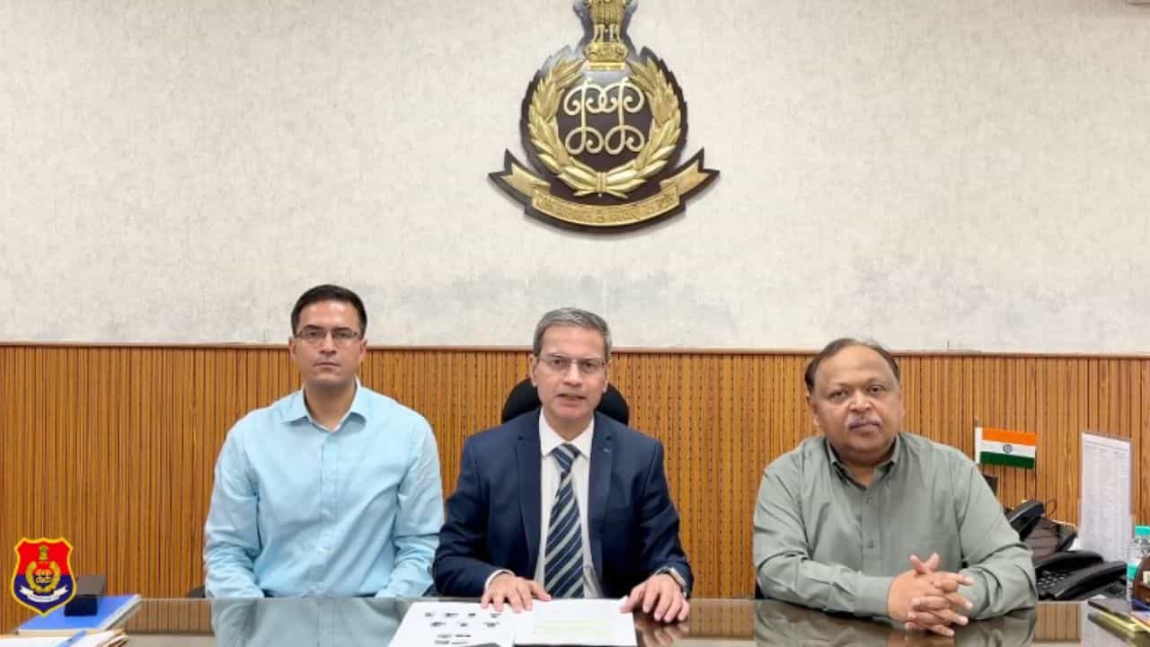 ਚੰਡੀਗੜ੍ਹ BJP ਦਫ਼ਤਰ ਧਮਾਕਾ ਮਾਮਲੇ ਚ ਪੁਲਿਸ ਨੂੰ ਮਿਲੀ ਵੱਡੀ ਸਫਲਤਾ, 5 ਮੁਲਜ਼ਮਾਂ ਨੂੰ ਕੀਤਾ ਗ੍ਰਿਫ਼ਤਾਰ; DGP ਨੇ ਵਿਦੇਸ਼ੀ ਹੈਂਡਲਰਾਂ ਦਾ ਕੀਤਾ ਖੁਲਾਸਾ ਚੰਡੀਗੜ੍ਹ BJP ਦਫ਼ਤਰ ਧਮਾਕਾ ਮਾਮਲੇ ਚ ਪੁਲਿਸ ਨੂੰ ਮਿਲੀ ਵੱਡੀ ਸਫਲਤਾ, 5 ਮੁਲਜ਼ਮਾਂ ਨੂੰ ਕੀਤਾ ਗ੍ਰਿਫ਼ਤਾਰ; DGP ਨੇ ਵਿਦੇਸ਼ੀ ਹੈਂਡਲਰਾਂ ਦਾ ਕੀਤਾ ਖੁਲਾਸਾ