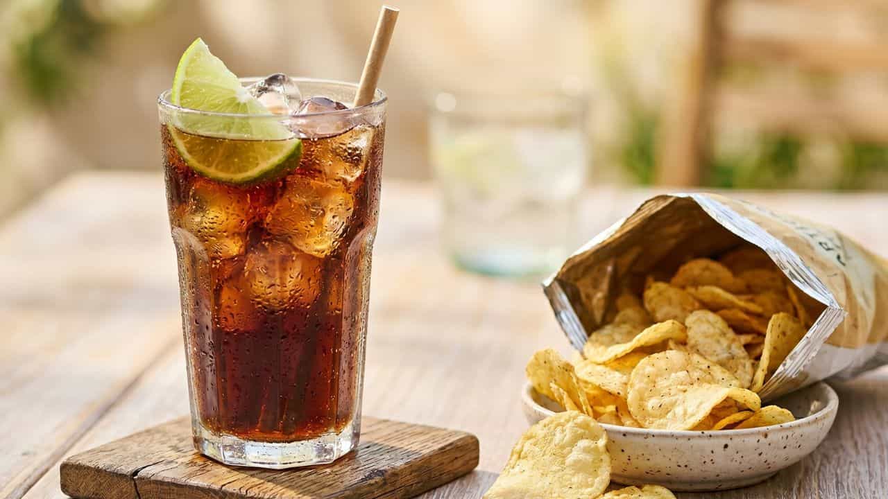 ਗਰਮੀਆਂ ਚ ਕੋਲਡ ਡਰਿੰਕ ਨਾਲ ਚਿਪਸ ਖਾਣਾ ਸਿਹਤ ਲਈ ਘਾਤਕ, AIIMS ਦੀ ਮਾਹਿਰ ਡਾ. ਪਰਮੀਤ ਕੌਰ ਤੋਂ ਜਾਣੋ ਕਿਉਂ