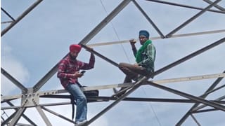 ਗੁਰਦਾਸਪੁਰ ‘ਚ ਨਿਆਂ ਦੀ ਮੰਗ ਲਈ 200 ਫੁੱਟ ਉੱਚੇ ਟਾਵਰ ਤੇ ਚੜ੍ਹੇ ਪਿਓ-ਪੁੱਤ, ਬੇਟੇ ਦੇ ਕਤਲ ਮਾਮਲੇ ਚ ਇਨਸਾਫ ਲਈ ਪਿਤਾ ਦਾ ਅਨੋਖਾ ਸੰਘਰਸ਼