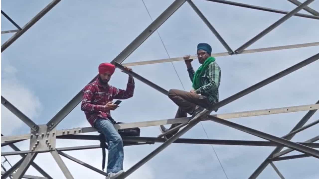 ਗੁਰਦਾਸਪੁਰ ਚ ਨਿਆਂ ਦੀ ਮੰਗ ਲਈ 200 ਫੁੱਟ ਉੱਚੇ ਟਾਵਰ ਤੇ ਚੜ੍ਹੇ ਪਿਓ-ਪੁੱਤ, ਬੇਟੇ ਦੇ ਕਤਲ ਮਾਮਲੇ ਚ ਇਨਸਾਫ ਲਈ ਪਿਤਾ ਦਾ ਅਨੋਖਾ ਸੰਘਰਸ਼