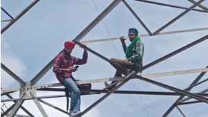 ਗੁਰਦਾਸਪੁਰ 'ਚ ਨਿਆਂ ਦੀ ਮੰਗ ਲਈ 200 ਫੁੱਟ ਉੱਚੇ ਟਾਵਰ ਤੇ ਚੜ੍ਹੇ ਪਿਓ-ਪੁੱਤ ਗੁਰਦਾਸਪੁਰ 'ਚ ਨਿਆਂ ਦੀ ਮੰਗ ਲਈ 200 ਫੁੱਟ ਉੱਚੇ ਟਾਵਰ ਤੇ ਚੜ੍ਹੇ ਪਿਓ-ਪੁੱਤ