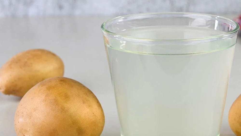 ਪਹਿਲੀ ਸਮੱਗਰੀ ਆਲੂ ਹੈ। ਇਹ ਇੱਕ ਕੁਦਰਤੀ ਬਲੀਚ ਦਾ ਕੰਮ ਕਰਦੀ ਹੈ। ਆਲੂ ਦਾ ਰਸ ਸਿੱਧਾ ਆਪਣੇ ਚਿਹਰੇ 'ਤੇ ਲਗਾਓ ਅਤੇ 10-15 ਮਿੰਟ ਬਾਅਦ ਧੋ ਲਓ। ਵਿਕਲਪਕ ਤੌਰ 'ਤੇ, ਚੌਲਾਂ ਦਾ ਆਟਾ, ਆਲੂ ਦਾ ਰਸ, ਥੋੜ੍ਹਾ ਜਿਹਾ ਐਲੋਵੇਰਾ ਅਤੇ ਟਮਾਟਰ ਦਾ ਰਸ ਮਿਲਾ ਕੇ ਇੱਕ ਫੇਸ ਪੈਕ ਬਣਾਓ। ਇੱਕ ਨਿਰਵਿਘਨ ਪੇਸਟ ਬਣਾਉਣ ਲਈ ਕਾਫ਼ੀ ਆਲੂ ਦਾ ਰਸ ਪਾਓ। ਪਾਣੀ ਦੀ ਵਰਤੋਂ ਨਾ ਕਰੋ। ਇਸ ਫੇਸ ਪੈਕ ਨੂੰ 15 ਮਿੰਟਾਂ ਲਈ ਲਗਾਓ। ਫਿਰ, ਆਪਣੇ ਹੱਥਾਂ 'ਤੇ ਕੁਝ ਆਲੂ ਦਾ ਰਸ ਲਗਾਓ, ਇਸਨੂੰ ਆਪਣੇ ਚਿਹਰੇ 'ਤੇ ਥਪਥਪਾਓ, ਅਤੇ ਸਾਫ਼ ਕਰਨ ਲਈ ਗੋਲ ਮੋਸ਼ਨ ਵਿੱਚ ਮਾਲਿਸ਼ ਕਰੋ। ਇਹ ਤੁਹਾਨੂੰ ਪਹਿਲੀ ਵਾਰ ਸ਼ਾਨਦਾਰ ਨਤੀਜੇ ਦੇਵੇਗਾ। (Image: Getty Images)