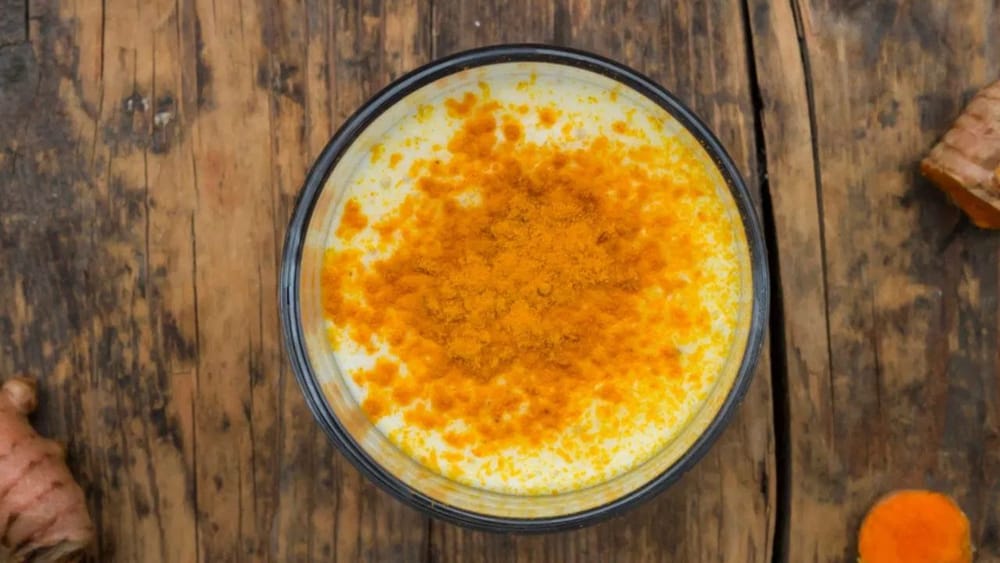 ਹਲਦੀ ਅਤੇ ਦਹੀਂ ਇੱਕ ਪੁਰਾਣਾ ਉਪਾਅ ਹੈ। ਜਿਸ ਨੂੰ ਦਾਦੀ-ਨਾਨੀ ਵੀ ਸਿਹਤਮੰਦ ਚਮੜੀ ਬਣਾਈ ਰੱਖਣ ਲਈ ਵਰਤਦੀਆਂ ਸਨ। ਗਰਮੀਆਂ ਵਿੱਚ, ਹਰ ਰਾਤ ਸੌਣ ਤੋਂ ਪਹਿਲਾਂ ਦਹੀਂ ਅਤੇ ਹਲਦੀ ਦਾ ਮਿਸ਼ਰਣ ਆਪਣੇ ਚਿਹਰੇ 'ਤੇ ਲਗਾਓ। ਇਸ ਨੂੰ 15 ਮਿੰਟ ਲਈ ਬੈਠਣ ਦਿਓ, ਫਿਰ ਗੁਲਾਬ ਜਲ ਵਿੱਚ ਮਾਲਿਸ਼ ਕਰੋ ਅਤੇ ਕੁਰਲੀ ਕਰੋ। ਦਹੀਂ ਵਿੱਚ ਮੌਜੂਦ ਲੈਕਟਿਕ ਐਸਿਡ ਚਮੜੀ ਨੂੰ ਚਮਕਦਾਰ ਬਣਾਉਂਦਾ ਹੈ ਅਤੇ ਡੂੰਘੀ ਸਫਾਈ ਲਈ ਇੱਕ ਵਧੀਆ ਸਮੱਗਰੀ ਵੀ ਹੈ। ਹਲਦੀ ਕੁਦਰਤੀ ਤੌਰ 'ਤੇ ਚਮੜੀ ਨੂੰ ਚਮਕਦਾਰ ਬਣਾਉਂਦੀ ਹੈ। ਬਸ ਸ਼ੁੱਧ ਹਲਦੀ ਦੀ ਵਰਤੋਂ ਕਰਨਾ ਯਕੀਨੀ ਬਣਾਓ।(Image: Getty Images)