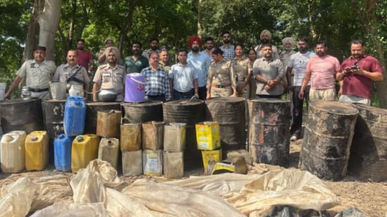 ਹੁਸ਼ਿਆਰਪੁਰ ਚ ਆਬਕਾਰੀ ਵਿਭਾਗ ਵੱਲੋਂ ਛਾਪਾ, ਤਲਾਸ਼ੀ ਮੁਹਿੰਮ ਦੌਰਾਨ ਲਾਹਣ ਤੇ ਸ਼ਰਾਬ ਬਰਾਮਦ