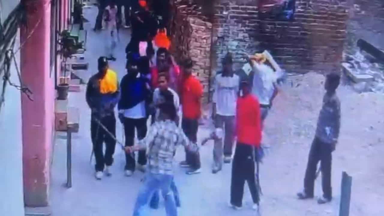 ਜਲੰਧਰ ਵਿਆਹ ਵਾਲੇ ਘਰ ਗਾਣਿਆਂ ਨੂੰ ਲੈ ਕੇ ਹੋਇਆ ਵਿਵਾਦ, DJ ਵਾਲੇ ਨੇ ਬਦਮਾਸ਼ ਨਾਲ ਕੀਤਾ ਹਮਲਾ (Video)