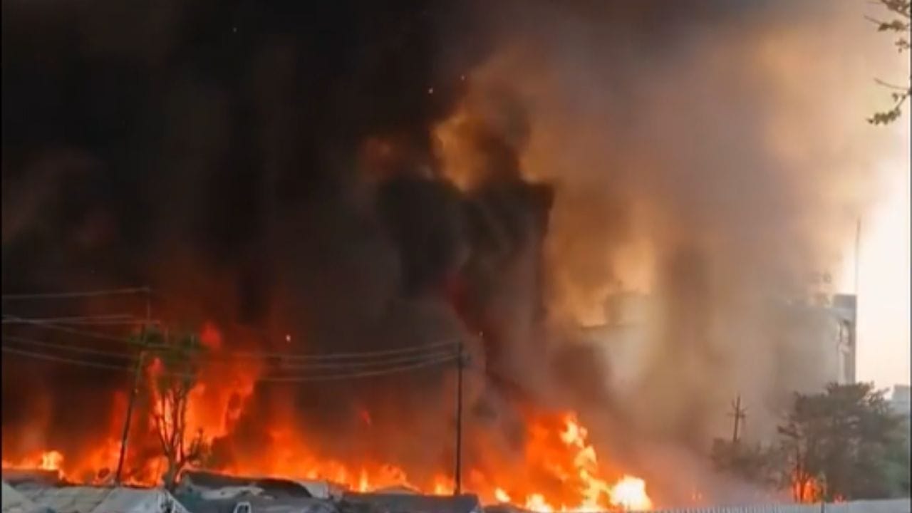 ਲਖਨਊ ਵਿੱਚ ਭਿਆਨਕ ਅੱਗ, 1,200 ਝੁੱਗੀਆਂ ਸੜ ਕੇ ਸੁਆਹ, 100 ਸਿਲੰਡਰ ਫਟੇ