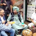 ਅੰਮ੍ਰਿਤਸਰ ਦੀਆਂ ਗਲੀਆਂ ‘ਚ ਨਜ਼ਰ ਆਏ ਨਵਜੋਤ ਸਿੱਧੂ, ਗਿਆਨੀ ਟੀ ਸਟਾਲ ‘ਤੇ ਪੀਤੀ ਚਾਹ ਨਾਲ ਲਿਆ ਕਚੌਰੀ ਦਾ ਸੁਆਦ