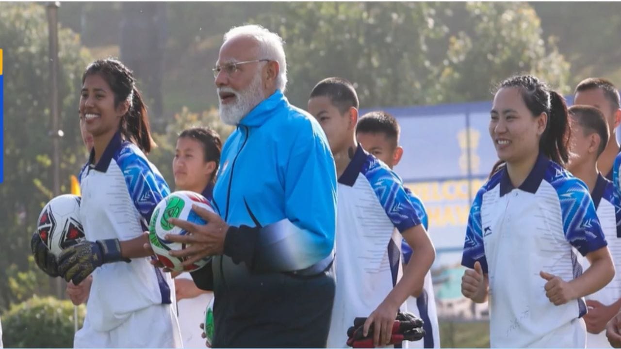 ਬੱਚਿਆਂ ਨਾਲ ਫੁੱਟਬਾਲ ਖੇਡਦੇ ਨਜ਼ਰ ਆਏ PM Modi, ਵੇਖੋ ਤਸਵੀਰਾਂ
