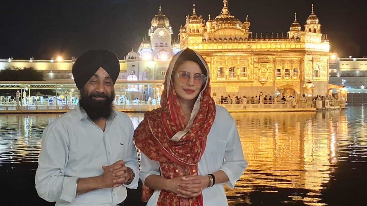 ਅੰਮ੍ਰਿਤਸਰ ਪਹੁੰਚੀ ਪ੍ਰਿਯੰਕਾ ਚੋਪੜਾ ਨੇ ਸ੍ਰੀ ਦਰਬਾਰ ਸਾਹਿਬ ਟੇਕਿਆ ਮੱਥਾ, ਲੰਗਰ ਹਾਲ ਚ ਕੀਤੀ ਸੇਵਾ