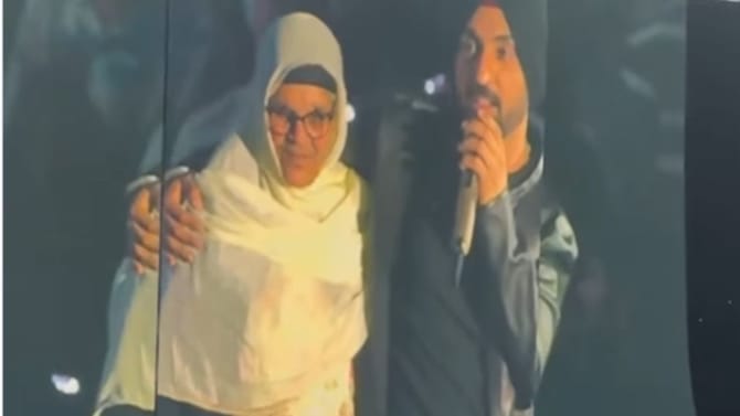 ਦਿਲਜੀਤ ਨੇ ਪਹਿਲੀ ਵਾਰ ਦਿਖਾਇਆ ਮਾਂ ਦਾ ਚਿਹਰਾ; ਕੈਨੇਡਾ ਸ਼ੋਅ 'ਚ ਹੋਏ ਭਾਵੁਕ