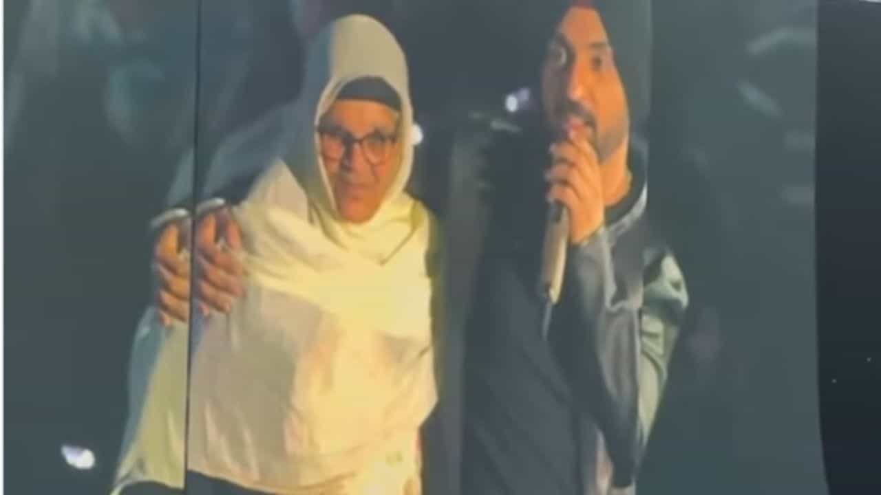 ਦਿਲਜੀਤ ਨੇ ਸਟੇਜ ਤੇ ਪਹਿਲੀ ਵਾਰ ਦਿਖਾਇਆ ਆਪਣੀ ਮਾਂ ਦਾ ਚਿਹਰਾ; ਕੈਨੇਡਾ ਸ਼ੋਅ ਚ ਮਾਂ ਨੂੰ ਗਲੇ ਲਗਾ ਕੇ ਹੋਏ ਭਾਵੁਕ