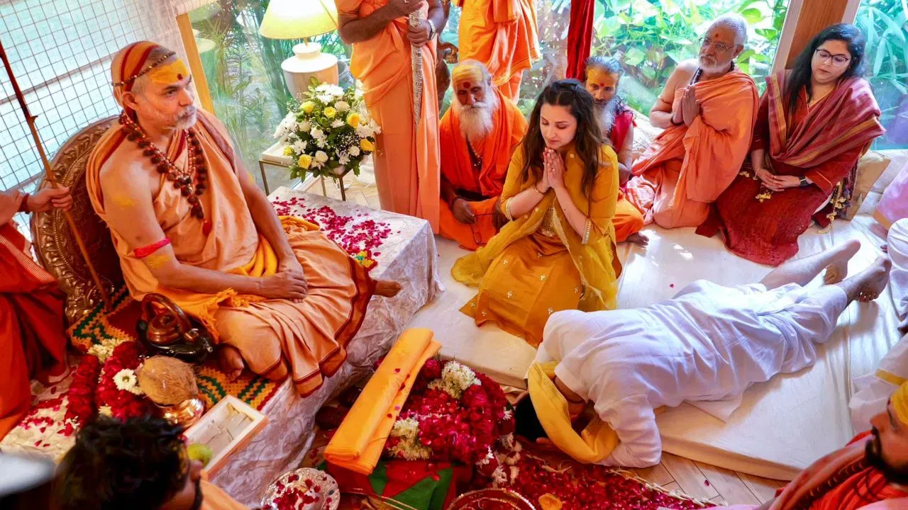 ਆਮ ਆਦਮੀ ਪਾਰਟੀ ਦੇ ਨੇਤਾ ਰਾਘਵ ਚੱਢਾ ਦਾ ਵਿਆਹ ਬਾਲੀਵੁੱਡ ਅਦਾਕਾਰਾ ਪਰਿਣੀਤੀ ਚੋਪੜਾ ਨਾਲ ਹੋਇਆ ਹੈ। ਉਨ੍ਹਾਂ ਦਾ ਇੱਕ ਪੁੱਤਰ ਵੀ ਹੈ। ਤਾਂ ਆਓ ਜਾਣਦੇ ਹਾਂ ਕਿ ਪਰਿਣੀਤੀ ਚੋਪੜਾ ਦੇ ਸਹੁਰੇ ਘਰ ਬਾਰੇ, ਨਣਾਣ ਕੌਣ ਹੈ, ਦੇਵਰ ਕੌਣ ਹੈ ਅਤੇ ਉਹ ਕੀ ਕਰਦੇ ਹਨ। ਆਓ ਉਨ੍ਹਾਂ ਬਾਰੇ ਜਾਣੀਏ।