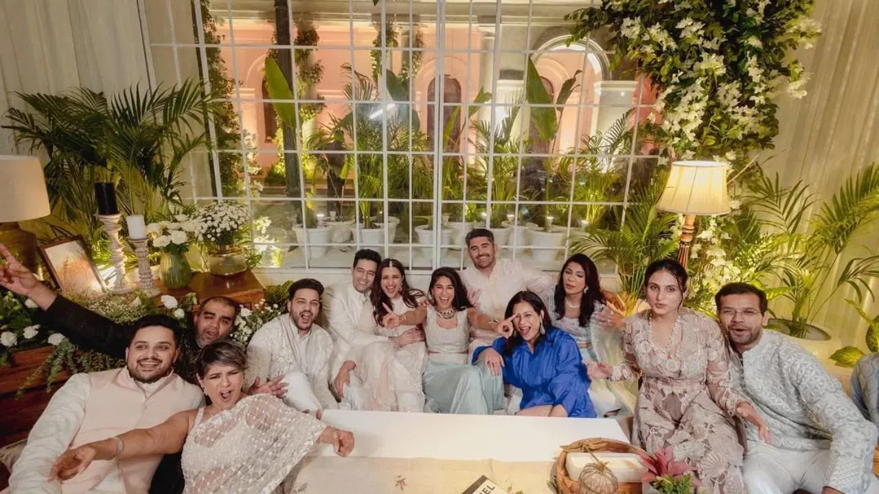 ਰਿਪੋਰਟਾਂ ਦੇ ਅਨੁਸਾਰ, ਪਰਿਣੀਤੀ ਚੋਪੜਾ ਦੀ ਕੁੱਲ ਜਾਇਦਾਦ ਲਗਭਗ 74 ਕਰੋੜ ਹੈ। ਕੁਝ ਮੀਡੀਆ ਰਿਪੋਰਟਾਂ ਦੇ ਅਨੁਸਾਰ, ਰਾਘਵ ਚੱਢਾ ਦੀ ਕੁੱਲ ਜਾਇਦਾਦ ਲਗਭਗ 50 ਲੱਖ ਰੁਪਏ ਹੈ।