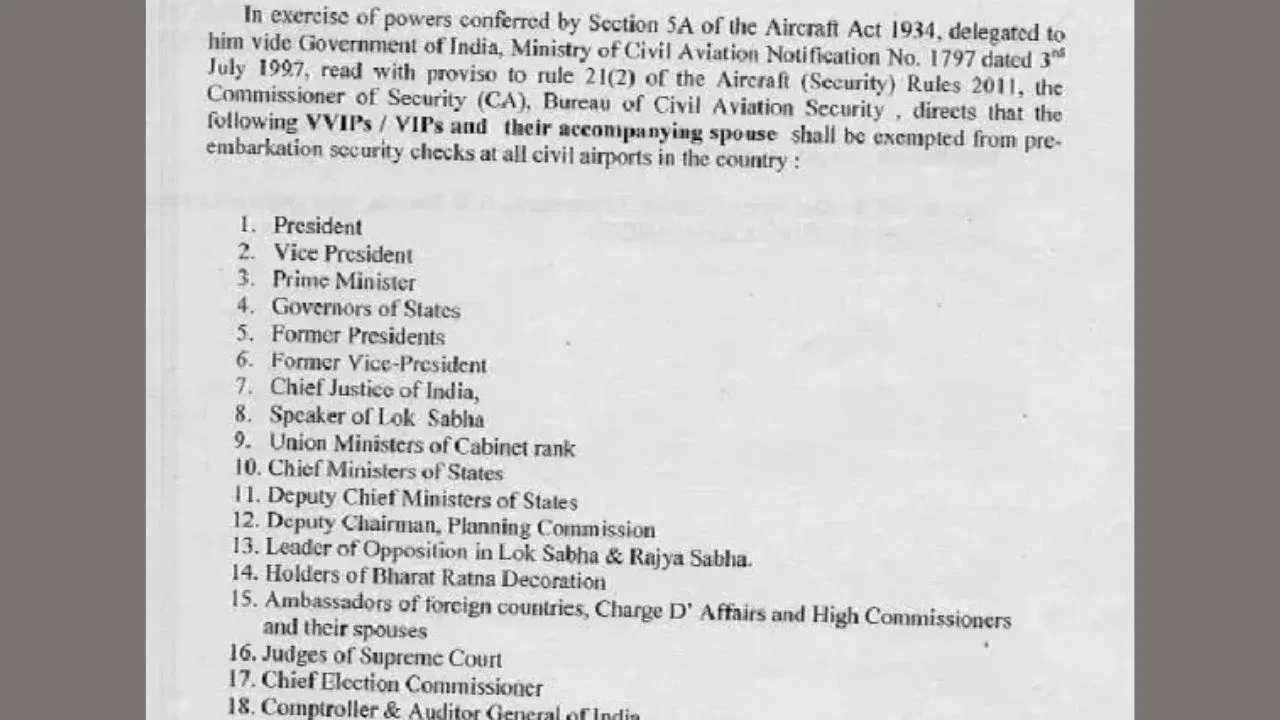 ਸਿਵਲ ਏਵੀਏਸ਼ਨ ਸੁਰੱਖਿਆ ਨਿਯਮਾਂ ਦੇ ਅਨੁਸਾਰ, ਦੇਸ਼ ਵਿੱਚ ਰਾਸ਼ਟਰਪਤੀ, ਉਪ ਰਾਸ਼ਟਰਪਤੀ ਅਤੇ ਪ੍ਰਧਾਨ ਮੰਤਰੀ ਸਮੇਤ ਲਗਭਗ 33 ਸ਼੍ਰੇਣੀਆਂ ਦੇ ਵਿਅਕਤੀਆਂ ਨੂੰ ਸੁਰੱਖਿਆ ਜਾਂਚਾਂ ਤੋਂ ਛੋਟ ਹੁੰਦੀ ਹੈ। ਇਸ ਸੂਚੀ ਵਿੱਚ ਭਾਰਤ ਰਤਨ ਪੁਰਸਕਾਰ ਜੇਤੂਆਂ ਦੇ ਨਾਮ ਵੀ ਸ਼ਾਮਲ ਹਨ। ਅਜਿਹੇ ਵਿਸ਼ੇਸ਼ ਅਧਿਕਾਰਾਂ ਦਾ ਜ਼ਿਕਰ ਸਰਕਾਰ ਦੁਆਰਾ 2011 ਅਤੇ 2015 ਵਿੱਚ ਜਾਰੀ ਕੀਤੀਆਂ ਸੂਚੀਆਂ ਵਿੱਚ ਵੀ ਕੀਤਾ ਗਿਆ ਹੈ।