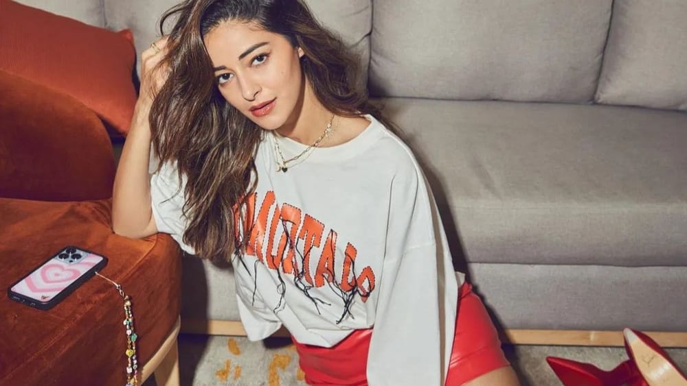 ਓਵਰਸਾਈਜ਼ਡ ਟੀ-ਸ਼ਰਟਾਂ: ਇਸ ਗਰਮੀਆਂ ਵਿੱਚ ਆਪਣੇ ਆਮ ਪਹਿਰਾਵੇ ਨੂੰ ਆਰਾਮਦਾਇਕ ਅਤੇ ਸਟਾਈਲਿਸ਼ ਬਣਾਉਣ ਲਈ, ਆਪਣੀ ਅਲਮਾਰੀ ਵਿੱਚ ਵੱਖ-ਵੱਖ ਪ੍ਰਿੰਟਾਂ ਵਿੱਚ ਓਵਰਸਾਈਜ਼ਡ ਟੀ-ਸ਼ਰਟਾਂ ਸ਼ਾਮਲ ਕਰਨ ਬਾਰੇ ਵਿਚਾਰ ਕਰੋ। ਇਹ ਟੀ-ਸ਼ਰਟਾਂ ਤੁਹਾਨੂੰ ਬਿਨਾਂ ਕਿਸੇ ਮੁਸ਼ਕਲ ਦੇ ਸਟਾਈਲ ਪ੍ਰਾਪਤ ਕਰਨ ਵਿੱਚ ਮਦਦ ਕਰਦੀਆਂ ਹਨ। ਤੁਸੀਂ ਗ੍ਰਾਫਿਕ ਪ੍ਰਿੰਟ ਟੀ-ਸ਼ਰਟਾਂ ਜਾਂ ਸਲੋਗਨ ਟੀ-ਸ਼ਰਟਾਂ ਵੀ ਖਰੀਦ ਸਕਦੇ ਹੋ, ਜਿਵੇਂ ਕਿ ਅਨੰਨਿਆ ਪਾਂਡੇ।