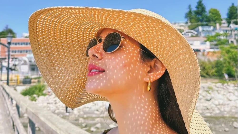 Hats ਅਤੇ ਟੋਪੀਆਂ ਲਾਜ਼ਮੀ: ਆਪਣੀ ਗਰਮੀਆਂ ਦੀ ਅਲਮਾਰੀ ਵਿੱਚ Hats ਅਤੇ ਟੋਪੀਆਂ ਸ਼ਾਮਲ ਕਰੋ। ਇਹ ਨਾ ਸਿਰਫ਼ ਤੁਹਾਡੇ ਚਿਹਰੇ ਅਤੇ ਵਾਲਾਂ ਨੂੰ ਸੂਰਜ ਤੋਂ ਬਚਾਉਂਦੇ ਹਨ, ਸਗੋਂ ਤੁਹਾਡੇ ਗਰਮੀਆਂ ਦੇ ਸਟਾਈਲ ਨੂੰ ਵੀ ਸੰਪੂਰਨ ਕਰਦੇ ਹਨ। ਟੋਪੀਆਂ ਰੋਜ਼ਾਨਾ ਦੇ ਕੰਮਾਂ ਲਈ ਸਭ ਤੋਂ ਵਧੀਆ ਹਨ, ਜਦੋਂ ਕਿ ਤੁਸੀਂ ਛੁੱਟੀਆਂ ਲਈ ਕਈ ਤਰ੍ਹਾਂ ਦੀਆਂ ਟੋਪੀਆਂ ਲੈ ਸਕਦੇ ਹੋ, ਜਿਵੇਂ ਕਿ ਸਟ੍ਰਾ ਫੈਡੋਰਾ, ਪਨਾਮਾ ਹੈਟ, ਫਲਾਪੀ ਹੈਟ, ਬੋਟਰ ਹੈਟ ਅਤੇ ਬਾਲਟੀ ਹੈਟ।