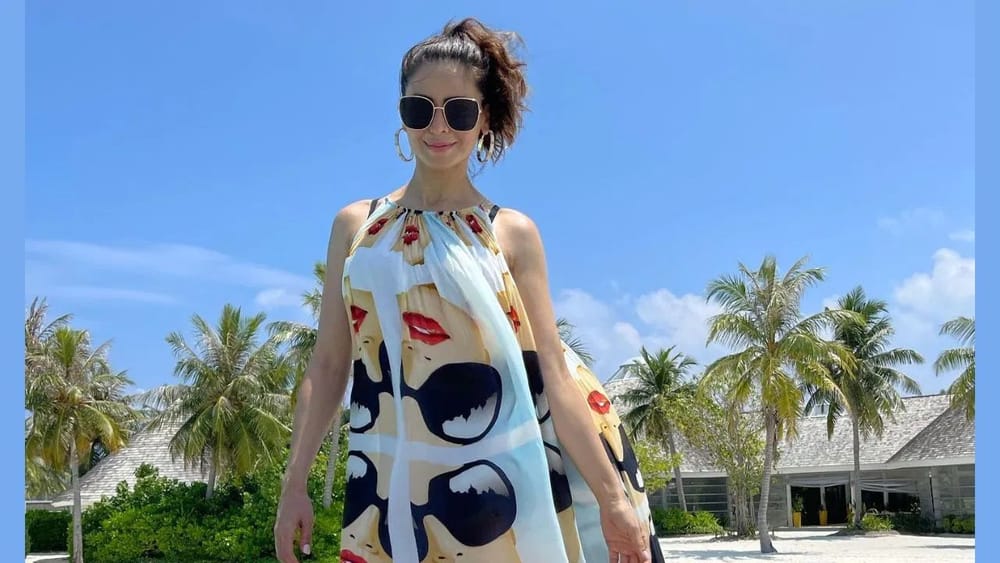 ਪ੍ਰਿੰਟਿਡ ਮਿਡੀ ਡਰੈੱਸ: ਮਿਡੀ ਡਰੈੱਸ ਨਾ ਸਿਰਫ਼ ਤੁਹਾਡੀ ਗਰਮੀਆਂ ਦੀ ਦਿੱਖ ਨੂੰ ਆਰਾਮਦਾਇਕ ਬਣਾਉਂਦੇ ਹਨ, ਸਗੋਂ ਇਹ ਸ਼ਾਨਦਾਰ ਵੀ ਦਿਖਾਈ ਦਿੰਦੇ ਹਨ, ਅਤੇ ਰੋਜ਼ਾਨਾ ਪਹਿਨਣ ਜਾਂ ਛੁੱਟੀਆਂ 'ਤੇ ਪਹਿਨੇ ਜਾ ਸਕਦੇ ਹਨ। ਚਿੱਟੇ ਸਤਹਾਂ ਵਾਲੇ ਪ੍ਰਿੰਟਿਡ ਡਰੈੱਸ ਤੁਹਾਡੀ ਅਲਮਾਰੀ ਵਿੱਚ ਸ਼ਾਮਲ ਕੀਤੇ ਜਾਣੇ ਚਾਹੀਦੇ ਹਨ, ਖਾਸ ਕਰਕੇ ਗਰਮੀਆਂ ਦੇ ਮੌਸਮ ਲਈ। ਤੁਸੀਂ ਮੱਧ-ਲੰਬਾਈ ਤੋਂ ਲੈ ਕੇ ਛੋਟੇ ਅਤੇ ਗਿੱਟੇ-ਲੰਬਾਈ ਵਾਲੇ ਡਰੈੱਸਾਂ ਦੀ ਚੋਣ ਕਰ ਸਕਦੇ ਹੋ। ਅਦਾਕਾਰਾ ਆਮਨਾ ਸ਼ਰੀਫ ਦੁਆਰਾ ਪਹਿਨਿਆ ਗਿਆ ਇਹ ਡਰੈੱਸ ਪ੍ਰੇਰਨਾ ਦਾ ਸਰੋਤ ਵੀ ਹੋ ਸਕਦਾ ਹੈ।