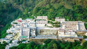 500 ਤੋਂ 8800 ਰੁਪਏ ਤੱਕ… Mata Vaishno Devi ਦੇ ਪ੍ਰਸ਼ਾਦ ਵਿੱਚ ਕੀ-ਕੀ ਚੜ੍ਹਦਾ ਹੈ? ਚੈੱਕ ਕਰੋ ਪੂਰੀ ਡਿਟੇਲ...