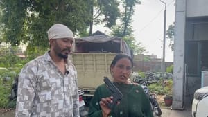 AAP ਆਗੂ ਚੋਰਾਂ ਨਾਲ ਭਿੜੀ, ਖੋਹੀ ਨਕਲੀ ਪਿਸਤੌਲ; ਲੁਟੇਰੇ ਫ਼ਰਾਰ ਹੋਣ 'ਚ ਕਾਮਯਾਬ