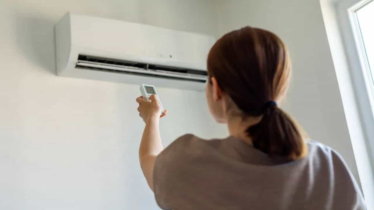 ਕੀ ਸਾਰਾ ਦਿਨ AC ਵਿੱਚ ਬੈਠਣ ਵੱਧ ਜਾਂਦਾ ਹੈ ਭਾਰ? ਐਕਸਪਰਟ ਤੋਂ ਜਾਣੋ ਸਹੀ ਜਵਾਬ ਕੀ ਸਾਰਾ ਦਿਨ AC ਵਿੱਚ ਬੈਠਣ ਵੱਧ ਜਾਂਦਾ ਹੈ ਭਾਰ? ਐਕਸਪਰਟ ਤੋਂ ਜਾਣੋ ਸਹੀ ਜਵਾਬ