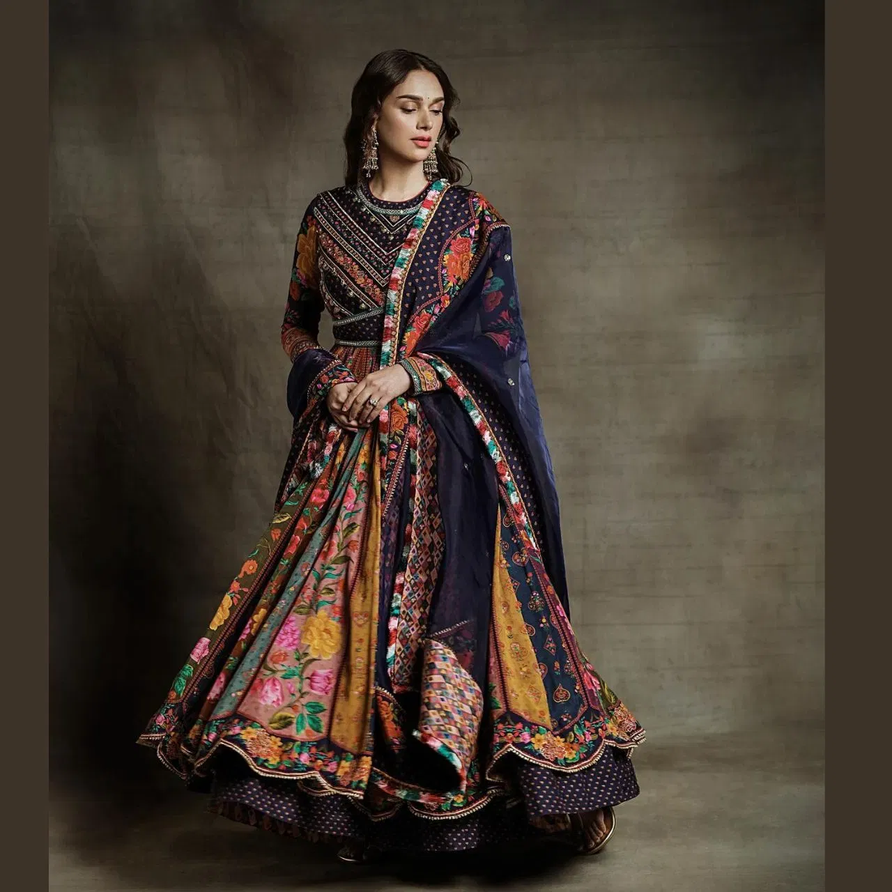 ਅਦਿਤੀ ਰਾਓ ਹੈਦਰੀ ਦੇ ਲੁੱਕ ਅਕਸਰ ਰਾਇਲ ਹੁੰਦੇ ਹਨ। ਉਨ੍ਹਾਂ ਦਾ ਇਹ ਅਨਾਰਕਲੀ ਸੂਟ ਸ਼ਾਨਦਾਰ ਅਤੇ ਰਿੱਚ ਲੁੱਕ ਦੇ ਰਿਹਾ ਹੈ। ਡੀਪ ਕਲਰ ਦਾ ਕਾਂਬੀਨੇਸ਼ਨ, ਟ੍ਰਿਪਲ ਲੇਅਰਡ ਸੂਟ ਅਤੇ ਕਰਵਡ ਬਾਟਮ ਦੇ ਨਾਲ, ਇਸਨੂੰ ਕਲਾਸਿਕ ਬਣਾਉਂਦਾ ਹੈ। ਸੂਟ ਦੇ ਉੱਪਰ ਕਢਾਈ ਵੀ ਹੈ, ਜਦੋਂ ਕਿ ਮੈਚਿੰਗ ਟਿਸ਼ੂ ਸਿਲਕ ਦੁਪੱਟਾ ਦਿੱਤਾ ਗਿਆ ਹੈ।