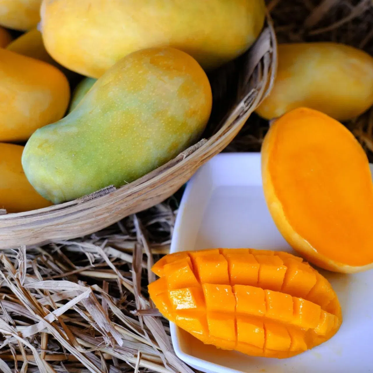 ਅਲਫਾਂਸੋ ਅੰਬ ਨੂੰ "ਅੰਬਾਂ ਦਾ ਰਾਜਾ" ਕਿਹਾ ਜਾਂਦਾ ਹੈ। ਇਹ ਮੁੱਖ ਤੌਰ 'ਤੇ ਮਹਾਰਾਸ਼ਟਰ ਦੇ ਰਤਨਾਗਿਰੀ ਅਤੇ ਦੇਵਗੜ੍ਹ ਵਿੱਚ ਉਗਾਇਆ ਜਾਂਦਾ ਹੈ। ਇਸਦਾ ਸੁਆਦ ਬਹੁਤ ਮਿੱਠਾ, ਖੁਸ਼ਬੂਦਾਰ, ਅਤੇ ਇਸਦਾ ਗੂਦਾ ਬਹੁਤ ਨਰਮ ਹੁੰਦਾ ਹੈ। ਇਸਦੀ ਅੰਤਰਰਾਸ਼ਟਰੀ ਬਾਜ਼ਾਰ ਵਿੱਚ, ਖਾਸ ਕਰਕੇ ਯੂਏਈ, ਯੂਕੇ ਅਤੇ ਅਮਰੀਕਾ ਵਿੱਚ ਬਹੁਤ ਮੰਗ ਹੈ।